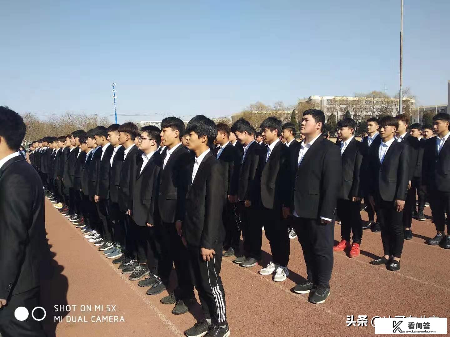 2001年公办大学本科生学费是多少？