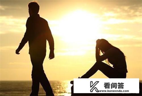 在外地旅游，突然看到朋友的老婆跟一男的进宾馆了，该不该打招呼或是告诉朋友？