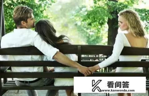 在外地旅游，突然看到朋友的老婆跟一男的进宾馆了，该不该打招呼或是告诉朋友？