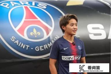 王霜随大巴黎女足出征欧冠，飞机上不和队友聊天，玩游戏、默默学习英语，你怎么看？