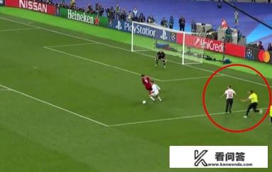 欧冠决赛，一名球迷冲进场内破坏了C罗的进攻，你怎么看？