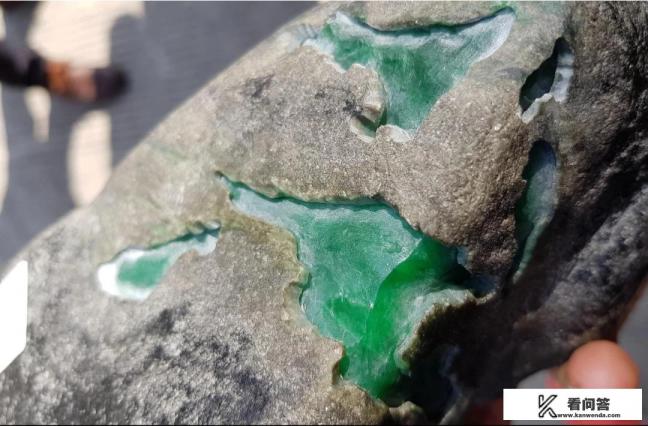 翡翠原石多少钱一吨大约？