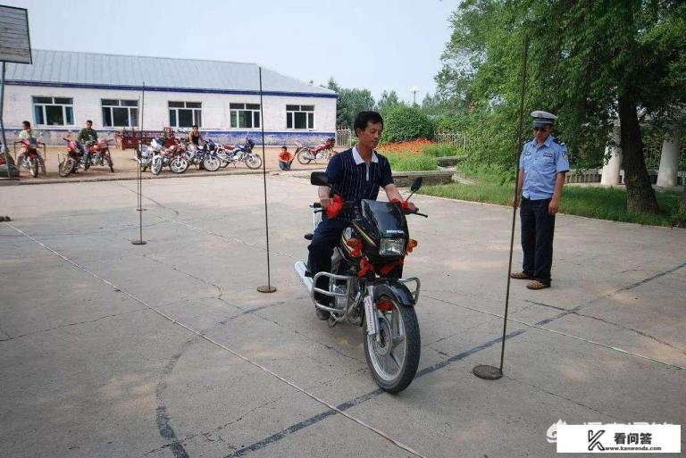 你觉得现在学一个摩托车驾照还有必要吗？为什么？