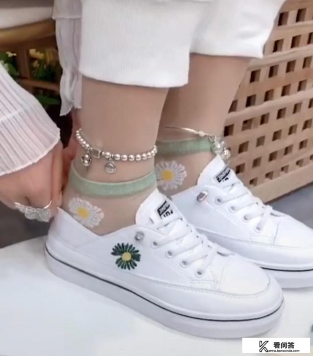 儿子可以送母亲连裤袜吗？