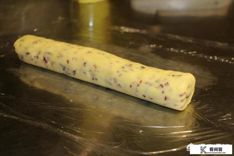 做蔓越莓饼干时冷冻好的饼干面怎么从模具里面取出来? 做蔓越莓饼干时冷冻好的饼干面怎么从模具里面取出来?