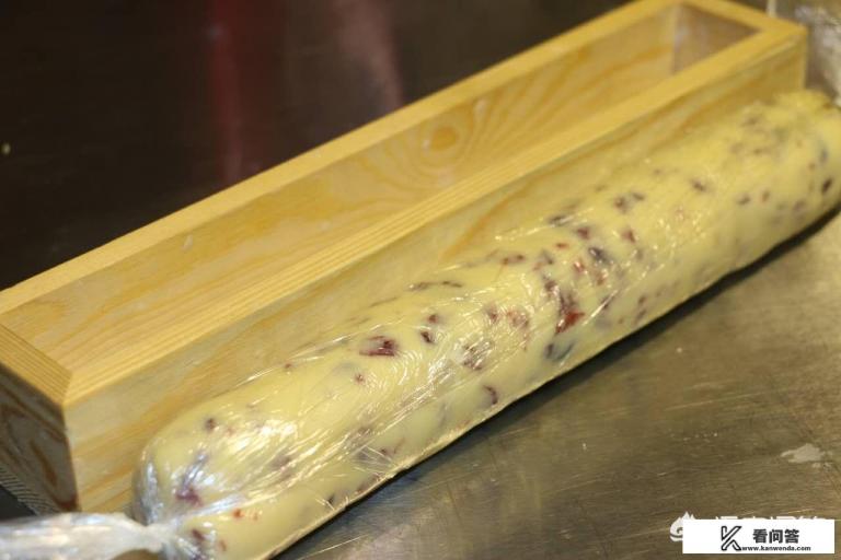 做蔓越莓饼干时冷冻好的饼干面怎么从模具里面取出来? 做蔓越莓饼干时冷冻好的饼干面怎么从模具里面取出来?