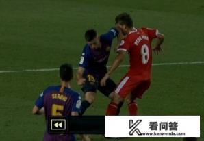 巴萨对阵赫罗纳，梅西罕见生气，只因裁判至少漏掉了主队两个点球，你怎么看？