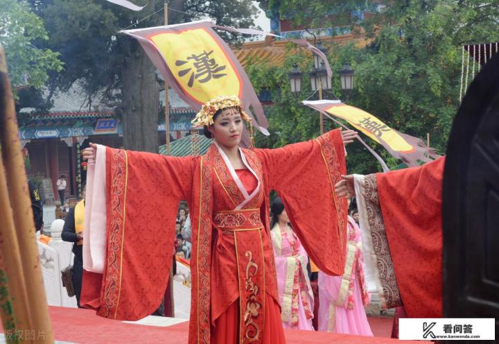 形容踩着别人往上爬的成语？