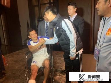 乌兹被铲球员骨折,将伤缺至少3个月,韦世豪已向球员致歉,对手笑着握手,你怎么看? 乌兹被铲球员骨折,将伤缺至少3个月,韦世豪已向球员致歉,对手笑着握手,你怎么看?