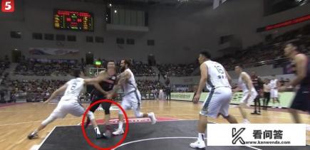 CBA第六轮广东客场打江苏，易立绊倒阿联，导致其受伤离场，有的网友骂他“脏”，对此你如何评价？