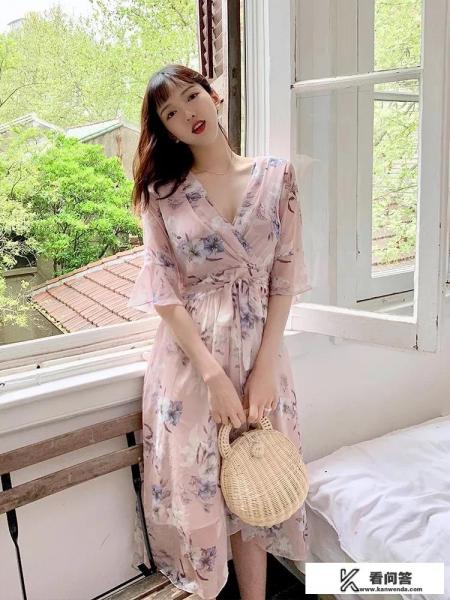 胸部丰满的妹子，穿衣有什么搭配？