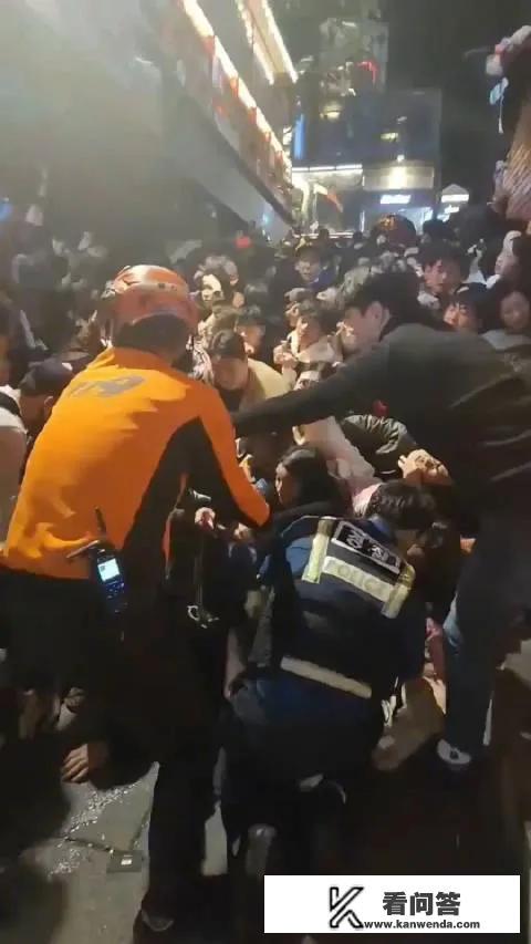 韩国首尔梨泰院踩踏事件怎么发生的,为什么会有这么大伤亡? 韩国首尔梨泰院踩踏事件怎么发生的,为什么会有这么大伤亡?