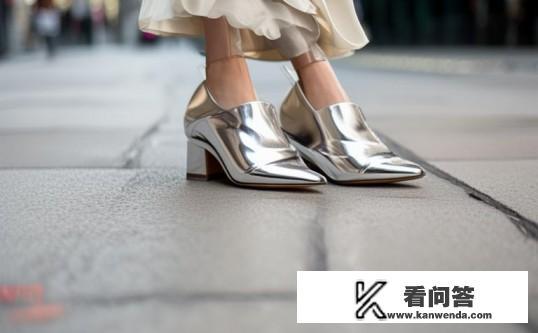 银色的鞋配什么样衣服穿起来都好看？银色鞋履的百搭穿搭法则，如何搭配衣物？