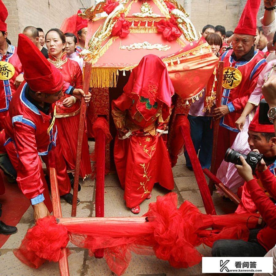 农村习俗：娶媳妇那天新婚夫妇要吃过街面，这是什么意思？