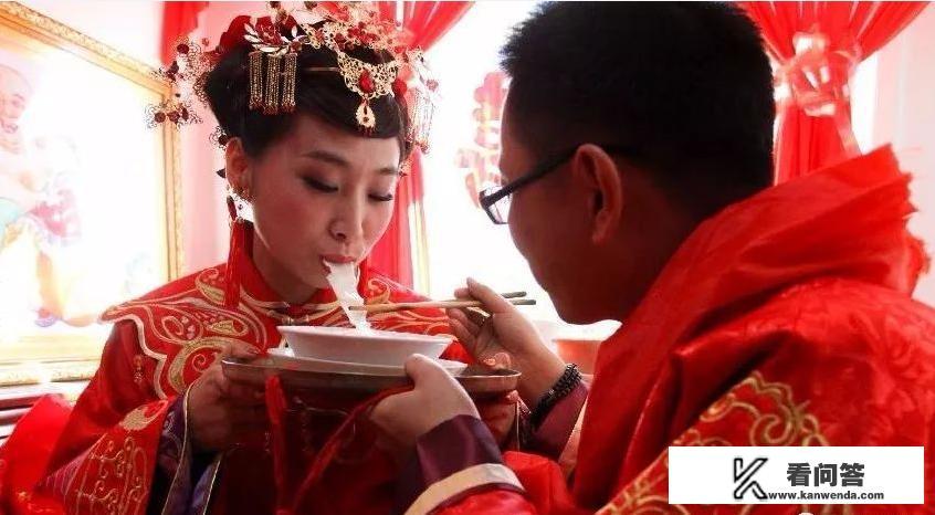 农村习俗：娶媳妇那天新婚夫妇要吃过街面，这是什么意思？