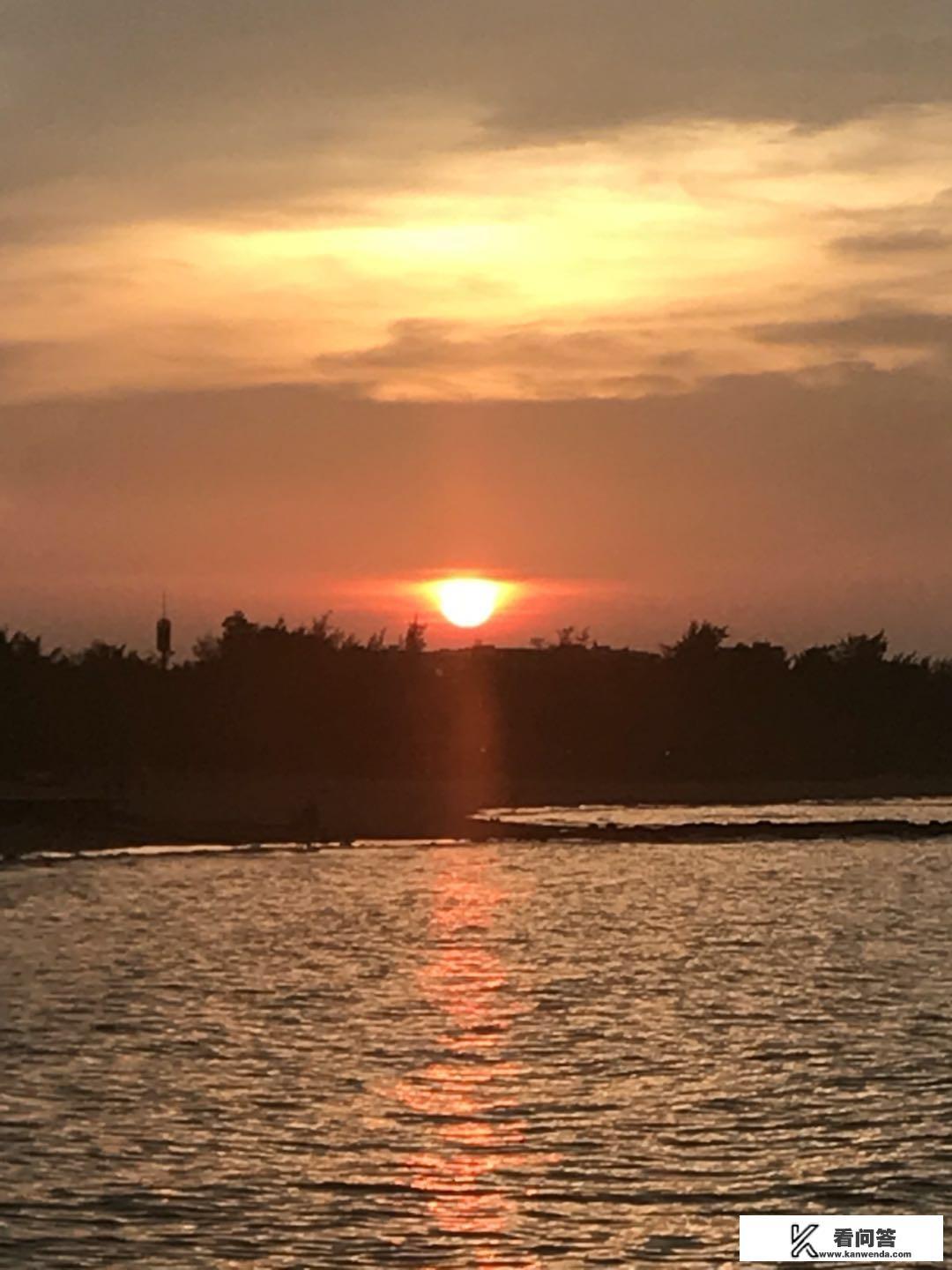 登泰山观日出一文分为哪两个部分,按照什么的写作顺序,让读者领略了泰山日出时的怎样? 登泰山观日出一文分为哪两个部分,按照什么的写作顺序,让读者领略了泰山日出时的怎样?