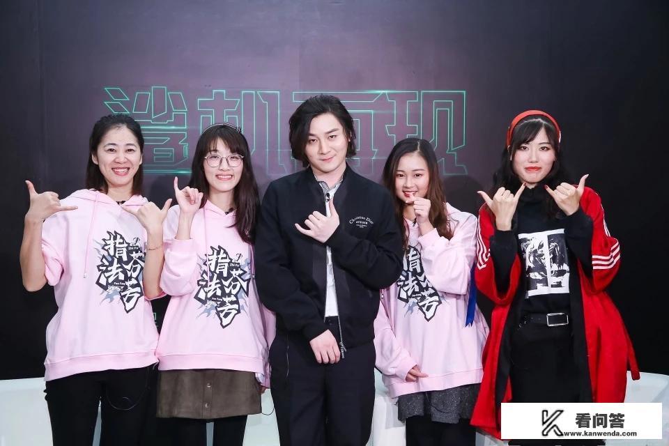 斗鱼一姐张大仙受邀参加黑鲨手机发布会，网友表示，真人和照片差别很大，你怎么看？