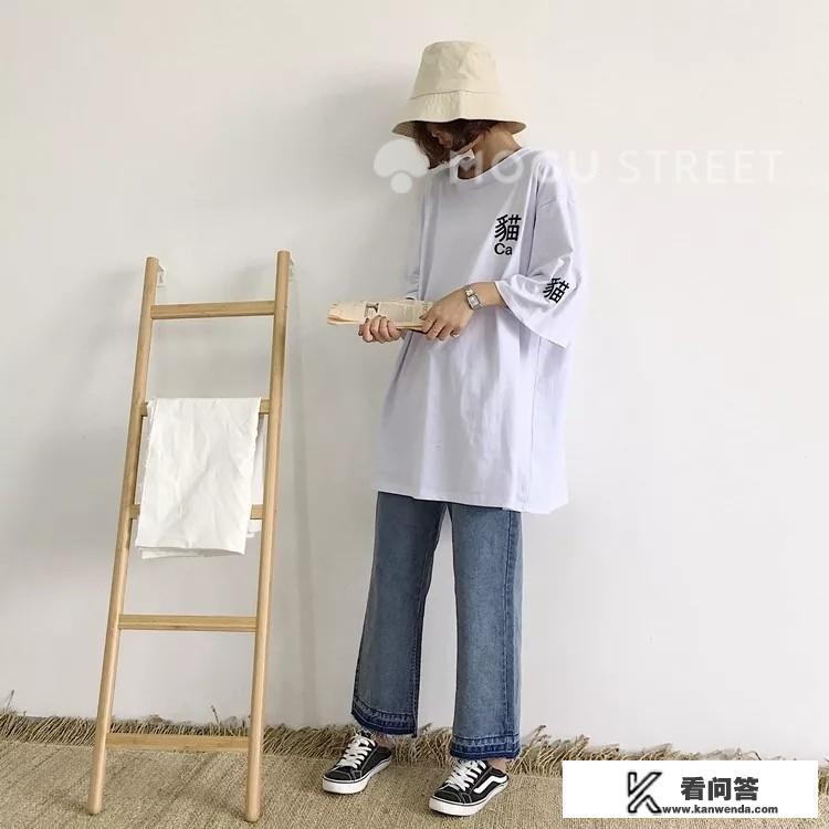 如何让大号T恤成为你的时尚利器？