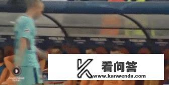 伊涅斯塔怒甩水瓶，赛后采访称，这也许是他为巴萨踢的最后一场欧冠比赛，你怎么看？