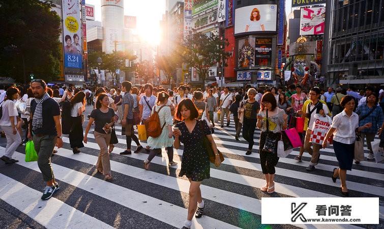 日本政府宣布十月起初中以下的孩子学费和医疗费全免，能实现吗？