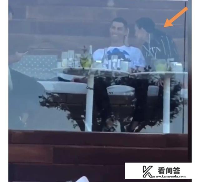 乔治娜无视流言当众秀恩爱，就餐时不停抚摸C罗耳朵，两人爱意浓羡煞旁人，你怎么看？