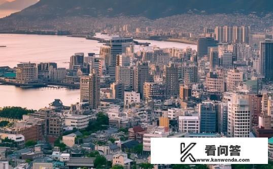 在日本、福冈市的地理位置如何？福冈市在日本中的地理位置特点是什么？