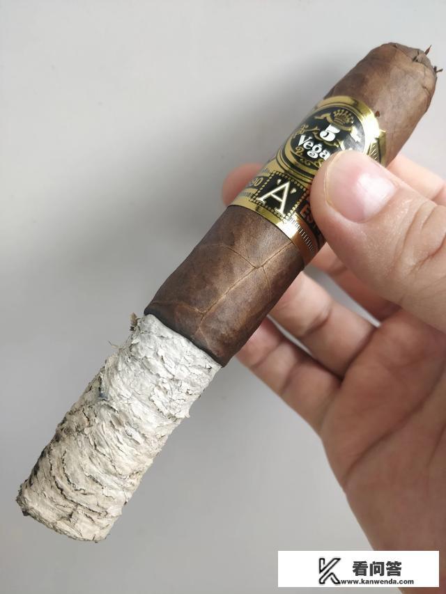 请问为什么有钱人喜欢抽雪茄？