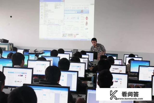 为什么有些高校的软件工程专业收费1.6万，而有些高校只收费4000多?谢谢？