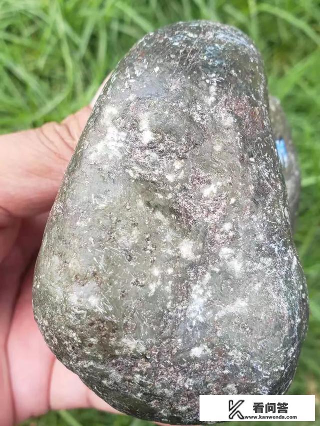 缅甸会卡的翡翠原石如何有什么特点？