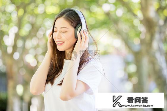 怎么理解“云彩和田野是一对情侣？