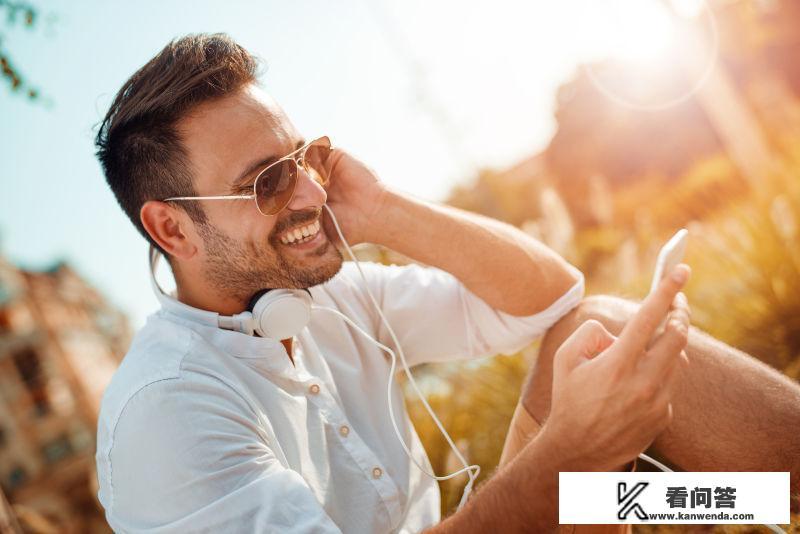 怎么理解“云彩和田野是一对情侣？