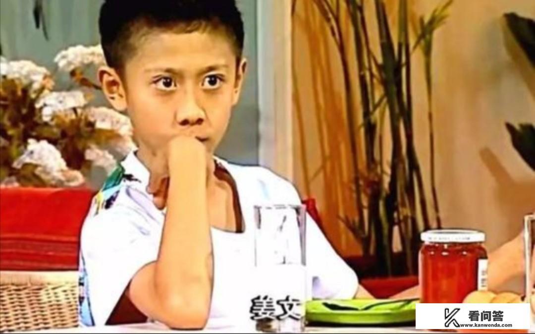 《倚天屠龙记》中小昭双脚铐着铁链,她如何穿裤子? 《倚天屠龙记》中小昭双脚铐着铁链,她如何穿裤子?