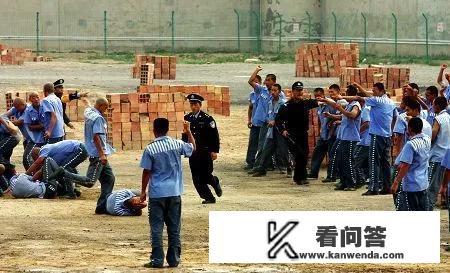 进监狱里的犯人,如果又犯各种错,都是如何惩罚的? 进监狱里的犯人,如果又犯各种错,都是如何惩罚的?