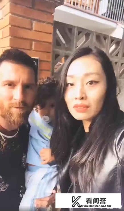 梅西抱着儿子与中国女球迷合影，却遭到强吻！网友:真恶心，丢人！你怎么看？