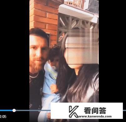 梅西抱着儿子与中国女球迷合影，却遭到强吻！网友:真恶心，丢人！你怎么看？