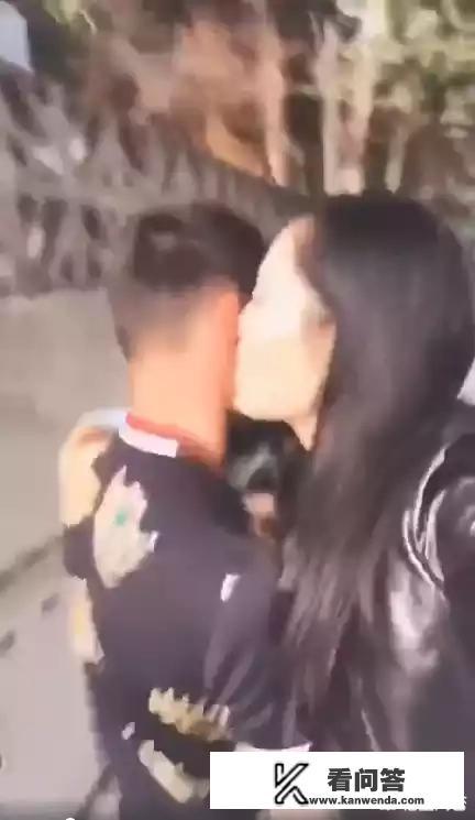 梅西抱着儿子与中国女球迷合影，却遭到强吻！网友:真恶心，丢人！你怎么看？