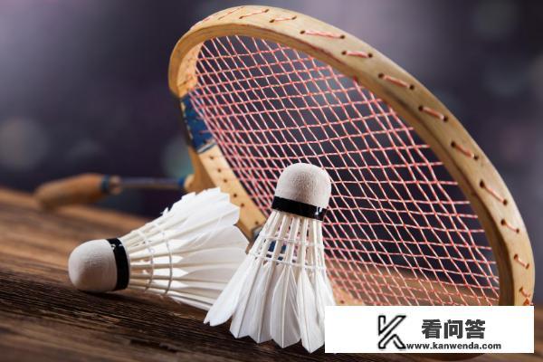 怎么区别羽毛球拍的好坏？