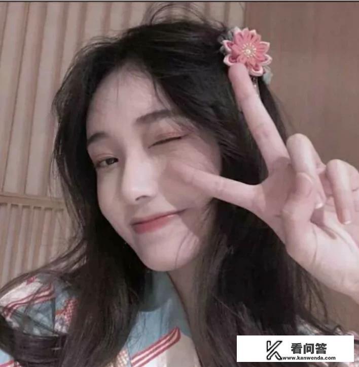 喜欢一个女孩，进展不顺利，可以加她闺蜜的好友，让她闺蜜帮忙吗。(前提是和她闺蜜并不认识)这样好？