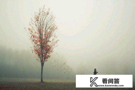 那个一到黑夜就偷偷躲在被子里哭却又不敢哭出声的女孩是有多无助？