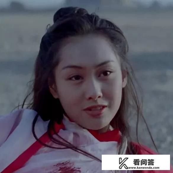 朱茵的生活态度同样令人钦佩，她选择了一种低调而幸福的生活方式，与家人共享简单的快乐。这种在平凡中寻找不平凡的生活哲学，让她在众多女星中独树一帜。