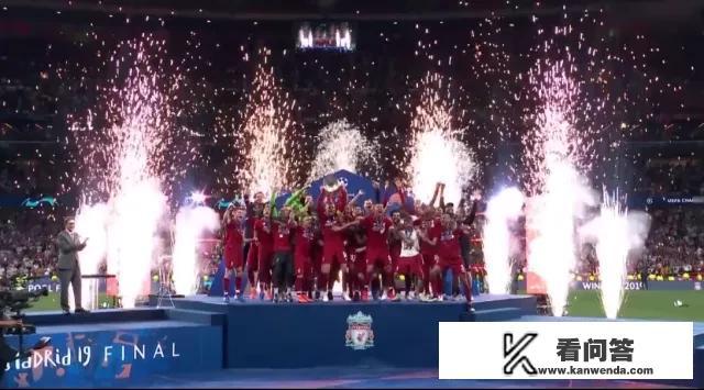 足球冠军的奖杯是不是球队的每个成员都有？