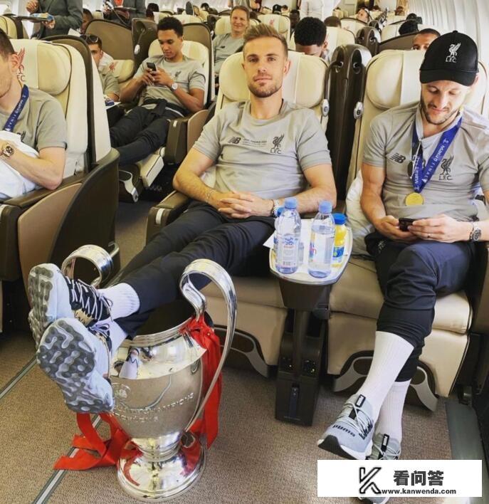 足球冠军的奖杯是不是球队的每个成员都有？