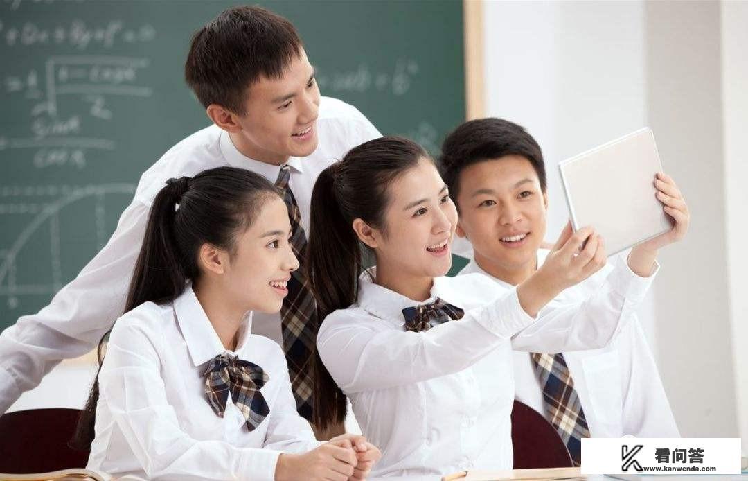 青春期的女孩经常看网上的情爱小说，家长该怎么引导？