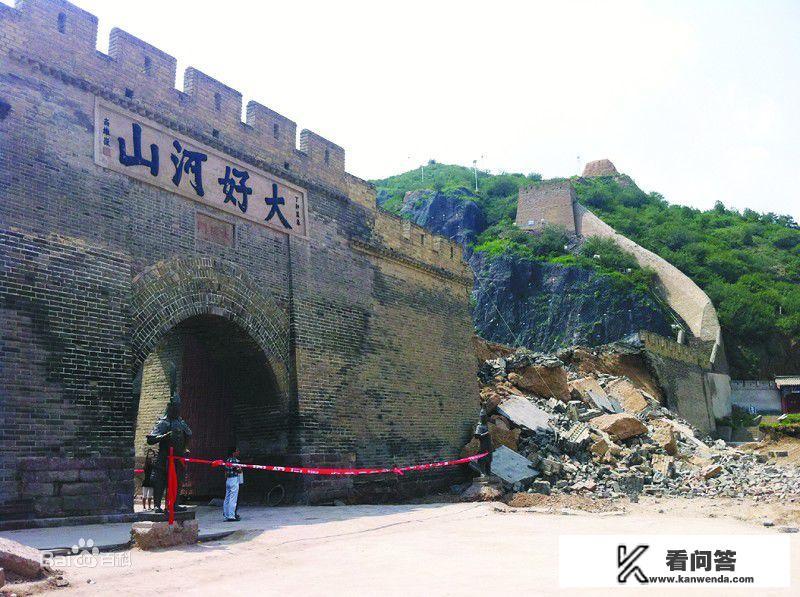 据传，清朝康熙皇帝在远征归来的途中，曾在此地露宿大境门外，并因此修建了卧龙亭和将军亭，为这片土地增添了几分皇家气息。而今，这里依然保留着许多特色美食，如圪渣饼、柴沟堡熏肉、怀安豆腐皮，让人回味无穷。