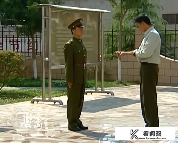 小说《士兵突击》中，许三多留守时，伍六一让他顶不住就给史今写信，他为什么没有写？