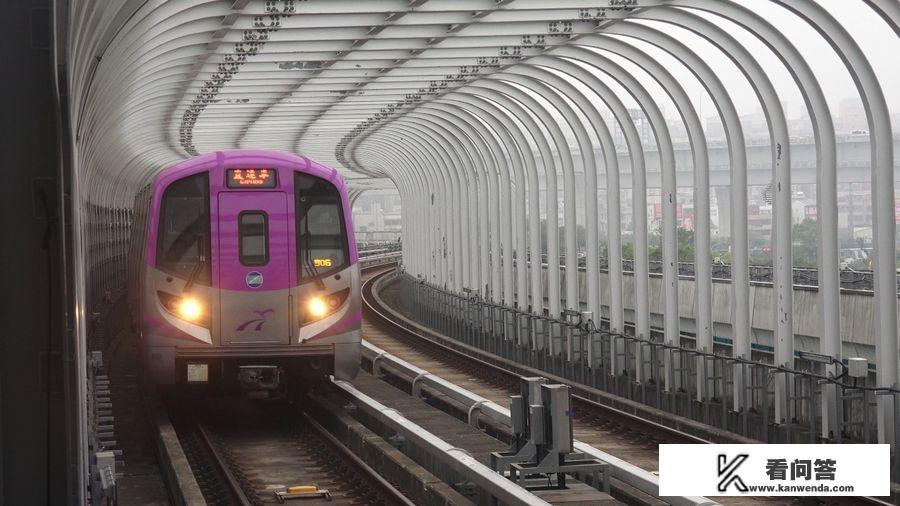 台湾桃园机场捷运是通过什么方式实现直达的？