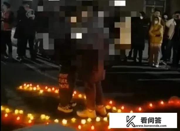 两个男生在宿舍楼下摆满蜡烛表白，网友意见不一，你怎么看？