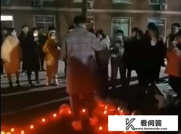 两个男生在宿舍楼下摆满蜡烛表白，网友意见不一，你怎么看？