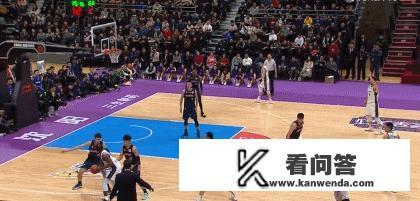 在广东队与辽宁队的比赛中，比赛的最后一节郭士强为何能要求裁判观看两次录像回放？