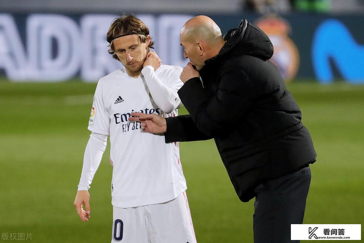 皇马双杀巴萨登顶积分榜，齐达内究竟是战术大师还是玄学大师？